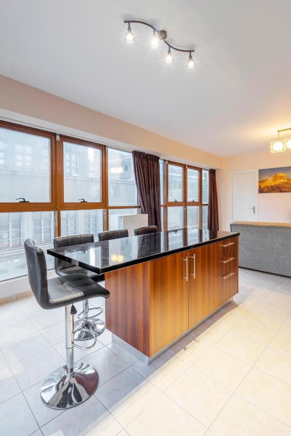 2 Bedroom Renovated Apartment With A View Athènes Extérieur photo
