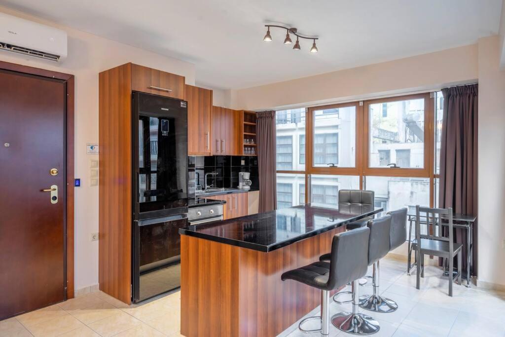 2 Bedroom Renovated Apartment With A View Athènes Extérieur photo