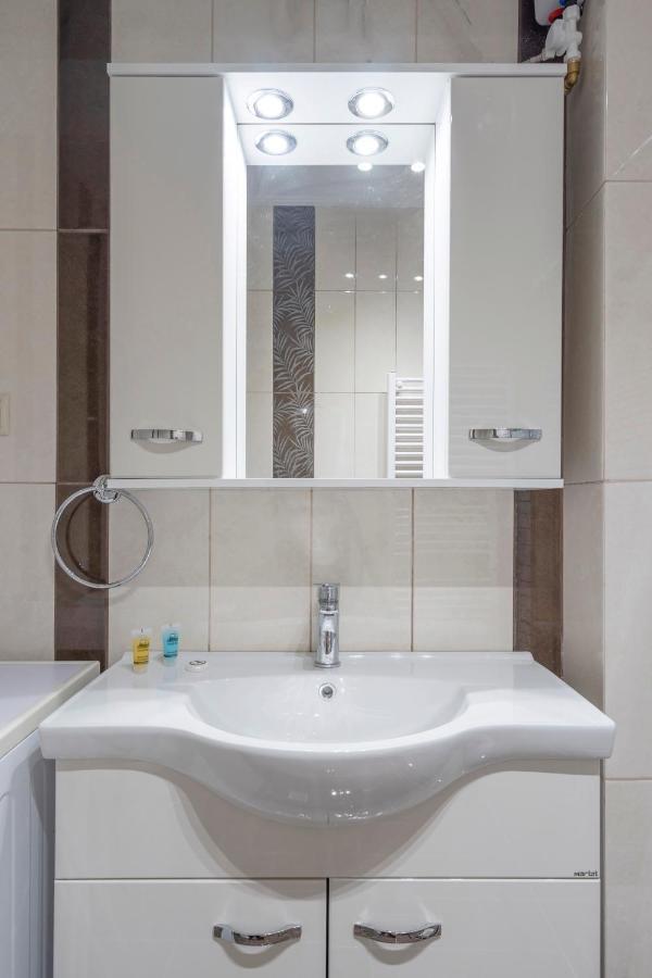2 Bedroom Renovated Apartment With A View Athènes Extérieur photo